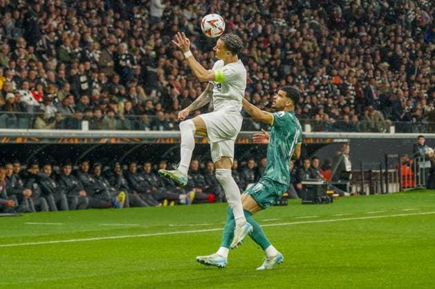 Fussball UEFA Europa League 2024 2025, Viertelfinale (Rückspiel) - Eintracht Frankfurt vs. Tottenham Hotspur - Deutsche-Bank-Park (Frankfurt): Robin Koch (Eintracht Frankfurt, 4) und Dominic Solanke (Tottenham Hotspur, 19) im Zweikampf Copyright: xJOERANxSTEINSIEKx