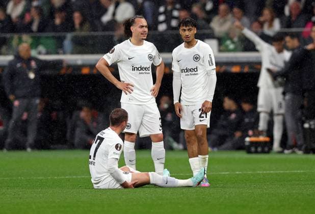 17.04.2025, xovx, Fussball UEFA Europa League, Eintracht Frankfurt - Tottenham Hotspur v.l. Mario Götze (EINTRACHT FRANKFURT), Verletzung, Arthur Theate (EINTRACHT FRANKFURT), Nathaniel Brown (EINTRACHT FRANKFURT) (DFL DFB REGULATIONS PROHIBIT ANY USE OF PHOTOGRAPHS as IMAGE SEQUENCES and or QUASI-VIDEO) emspor Frankfurt am Main