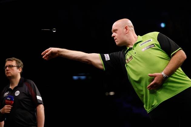 Sport Themen der Woche KW16 Sport Bilder des Tages ROTTERDAM - Darter Michael van Gerwen in action against Enelsman Stephen Bunting during the 11th round of Premier League Darts play at Ahoy Rotterdam. ANP BAS CZERWINSKI xVIxANPxSportx xxANPxIVx 524710746 originalFilename: 524710746.jpg