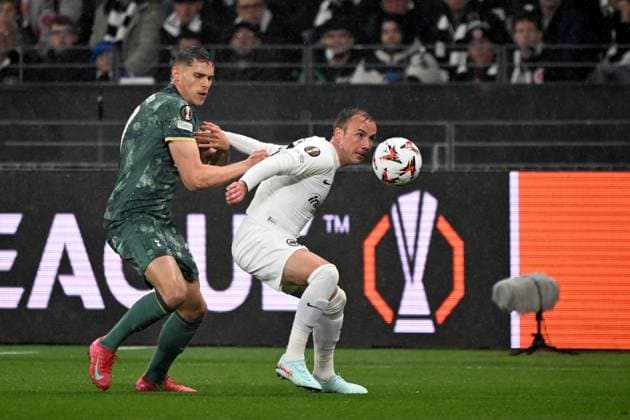 17.04.2025, xjhx, Fussball UEFA Europa League, Eintracht Frankfurt - Tottenham Hotspur v.l. Micky van de Ven of Tottenham Hotspur Mario Götze Goetze (Eintracht Frankfurt) Zweikampf, Aktion, action, battle for the ball (DFL DFB REGULATIONS PROHIBIT ANY USE OF PHOTOGRAPHS as IMAGE SEQUENCES and or QUASI-VIDEO) Frankfurt am Main