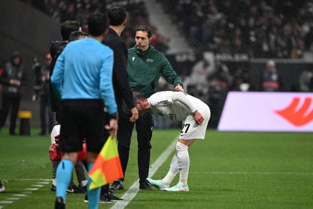 17.04.2025, xjhx, Fussball UEFA Europa League, Eintracht Frankfurt - Tottenham Hotspur v.l. Trainer Dino Toppmöller Toppmoeller (Eintracht Frankfurt) Vierter Offizieller Schiedsrichter Fabio Maresca (Italien) Mario Götze Goetze (Eintracht Frankfurt) verletzt, Verletzung, Schmerz, Schmerzen (DFL DFB REGULATIONS PROHIBIT ANY USE OF PHOTOGRAPHS as IMAGE SEQUENCES and or QUASI-VIDEO) Frankfurt am Main
