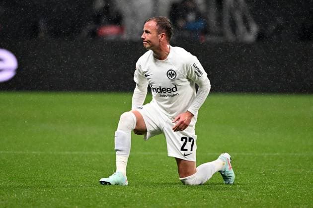 17.04.2025, xjhx, Fussball UEFA Europa League, Eintracht Frankfurt - Tottenham Hotspur v.l. Mario Götze Goetze (Eintracht Frankfurt) verletzt, Verletzung, Schmerz, Schmerzen (DFL DFB REGULATIONS PROHIBIT ANY USE OF PHOTOGRAPHS as IMAGE SEQUENCES and or QUASI-VIDEO) Frankfurt am Main