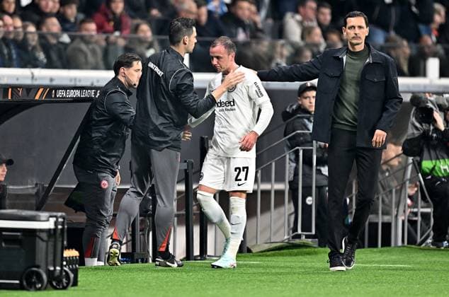 17.04.2025, xfux, Fussball UEFA Europa League, Eintracht Frankfurt - Tottenham Hotspur v.l. Mario Götze Goetze (Eintracht Frankfurt) receive an injury, bursied, harried, hurt, injured, injury, trauma, disappointed, crestfallen, verletzt, Verletzung, Trainer Dino Toppmöller Toppmoeller (Eintracht Frankfurt) (DFL DFB REGULATIONS PROHIBIT ANY USE OF PHOTOGRAPHS as IMAGE SEQUENCES and or QUASI-VIDEO) Frankfurt am Main