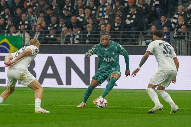 Fussball UEFA Europa League 2024 2025, Viertelfinale (Rückspiel) - Eintracht Frankfurt vs. Tottenham Hotspur - Deutsche-Bank-Park (Frankfurt): Destiny Udogie (Tottenham Hotspur, 13) am Ball Copyright: xJOERANxSTEINSIEKx
