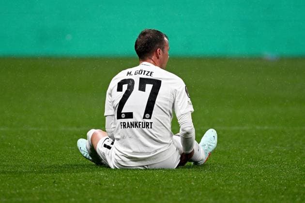 17.04.2025, xjhx, Fussball UEFA Europa League, Eintracht Frankfurt - Tottenham Hotspur v.l. Mario Götze Goetze (Eintracht Frankfurt) verletzt, Verletzung, Schmerz, Schmerzen (DFL DFB REGULATIONS PROHIBIT ANY USE OF PHOTOGRAPHS as IMAGE SEQUENCES and or QUASI-VIDEO) Frankfurt am Main
