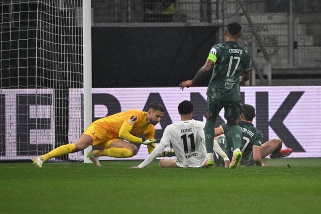 17.04.2025, xjhx, Fussball UEFA Europa League, Eintracht Frankfurt - Tottenham Hotspur v.l. Guglielmo Vicario of Tottenham Hotspur Hugo Ekitike (Eintracht Frankfurt) Cristian Romero of Tottenham Hotspur Micky van de Ven of Tottenham Hotspur Zweikampf, Aktion, action, battle for the ball (DFL DFB REGULATIONS PROHIBIT ANY USE OF PHOTOGRAPHS as IMAGE SEQUENCES and or QUASI-VIDEO) Frankfurt am Main