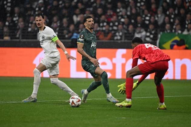 17.04.2025, xjhx, Fussball UEFA Europa League, Eintracht Frankfurt - Tottenham Hotspur v.l. Robin Koch (Eintracht Frankfurt) Kaua Santos (Eintracht Frankfurt) Dominic Solanke of Tottenham Hotspur Zweikampf, Aktion, action, battle for the ball (DFL DFB REGULATIONS PROHIBIT ANY USE OF PHOTOGRAPHS as IMAGE SEQUENCES and or QUASI-VIDEO) Frankfurt am Main