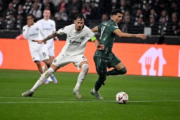17.04.2025, xjhx, Fussball UEFA Europa League, Eintracht Frankfurt - Tottenham Hotspur v.l. Robin Koch (Eintracht Frankfurt) Dominic Solanke of Tottenham Hotspur Zweikampf, Aktion, action, battle for the ball (DFL DFB REGULATIONS PROHIBIT ANY USE OF PHOTOGRAPHS as IMAGE SEQUENCES and or QUASI-VIDEO) Frankfurt am Main
