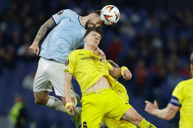 Sport Bilder des Tages UEFA Europa League phase Quarter-finals SS Lazio vs Fotballklubben Bodo Glim Lazio™s Spanish defender Mario Gila challenges for the ball with Bodo glimt s Norwegian defender Jostein Gundersen during UEFA Europa League phase match day Quarter-finals between SS Lazio vs Fotballklubben Bodo Glimt at Olimpico stadium on April 17, 2025 in Rome, Italy. _BPH4647 Copyright: xAntonioxBalascox