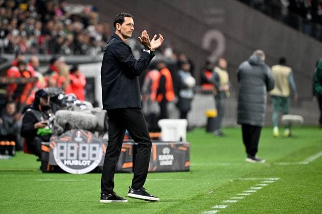 17.04.2025, xjhx, Fussball UEFA Europa League, Eintracht Frankfurt - Tottenham Hotspur v.l. Trainer Dino Toppmöller Toppmoeller (Eintracht Frankfurt) gibt Anweisungen, gestikuliert, mit den Armen gestikulieren gives instructions, gesticulate (DFL DFB REGULATIONS PROHIBIT ANY USE OF PHOTOGRAPHS as IMAGE SEQUENCES and or QUASI-VIDEO) Frankfurt am Main