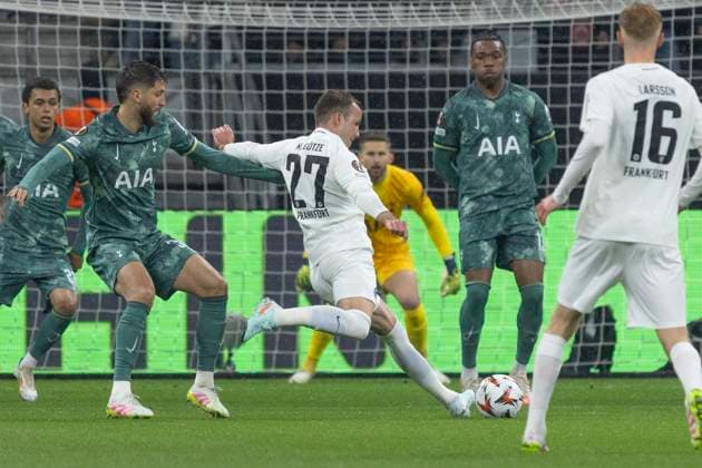UEFA Europa League: Eintracht Frankfurt - Tottenham Hotspur, 17.04.2025 Mario Götze (Eintracht Frankfurt 27) bei einem Schuss aufs Tor, Eintracht Frankfurt - Tottenham Hotspur, Frankfurt, Deutsche Bank Park, 17.4.2025 Copyright: xBEAUTIFULxSPORTS Gawlikx