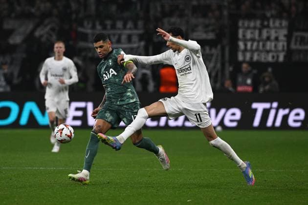 17.04.2025, xpsx, Fussball UEFA Europa League, Eintracht Frankfurt - Tottenham Hotspur v.l. Cristian Romero of Tottenham Hotspur Hugo Ekitike (Eintracht Frankfurt) Zweikampf, Aktion, action, battle for the ball (DFL DFB REGULATIONS PROHIBIT ANY USE OF PHOTOGRAPHS as IMAGE SEQUENCES and or QUASI-VIDEO) Frankfurt am Main
