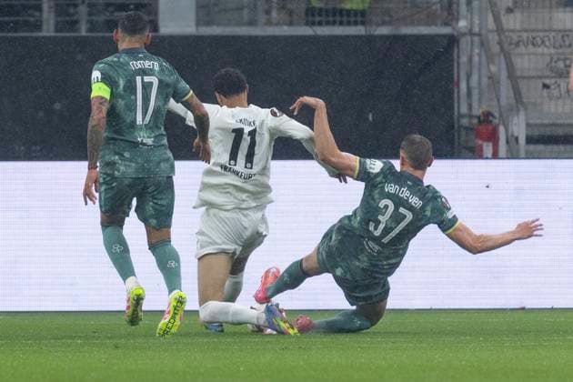 UEFA Europa League: Eintracht Frankfurt - Tottenham Hotspur, 17.04.2025 Hugo Ekitike (Eintracht Frankfurt 11) & Micky van de Ven (Tottenham Hotspur 37) im Zweikampf umden BallEintracht Frankfurt - Tottenham Hotspur, Frankfurt, Deutsche Bank Park, 17.4.2025 Copyright: xBEAUTIFULxSPORTS Gawlikx
