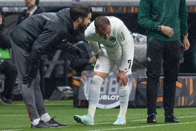 UEFA Europa League: Eintracht Frankfurt - Tottenham Hotspur, 17.04.2025 Mario Götze (Eintracht Frankfurt 27) hält sich das rechte BEin, hat Shcmerzen, verletzt, Eintracht Frankfurt - Tottenham Hotspur, Frankfurt, Deutsche Bank Park, 17.4.2025 Copyright: xBEAUTIFULxSPORTS Gawlikx