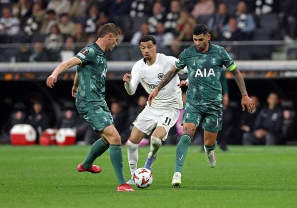 17.04.2025, xovx, Fussball UEFA Europa League, Eintracht Frankfurt - Tottenham Hotspur v.l. Pedro Porro (Tottenham Hotspur), Hugo Ekitike (Eintracht Frankfurt), Christian Romero (Tottenham Hotspur) (DFL DFB REGULATIONS PROHIBIT ANY USE OF PHOTOGRAPHS as IMAGE SEQUENCES and or QUASI-VIDEO) emspor Frankfurt am Main