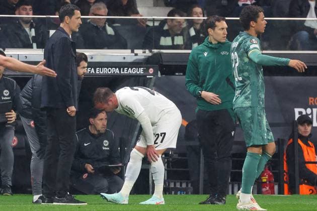 Mario Goetze 27 (Eintracht Frankfurt) muss verletzt vom Platz, Eintracht Frankfurt vs Tottenham Hotspur, Fussball, Europa League, UEFA, Saison 2024 2025, Viertelfinale, Rueckspiel, 17.04.2025 DFB regulations prohibit any use of photographs as image sequences and or quasi-video Frankfurt Hessen Deutschland