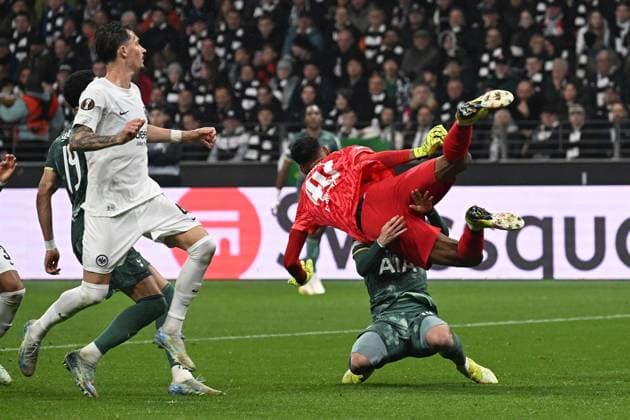 17.04.2025, xjhx, Fussball UEFA Europa League, Eintracht Frankfurt - Tottenham Hotspur v.l. Kaua Santos (Eintracht Frankfurt) James Maddison of Tottenham Hotspur Zweikampf, Aktion, action, battle for the ball Foul (DFL DFB REGULATIONS PROHIBIT ANY USE OF PHOTOGRAPHS as IMAGE SEQUENCES and or QUASI-VIDEO) Frankfurt am Main