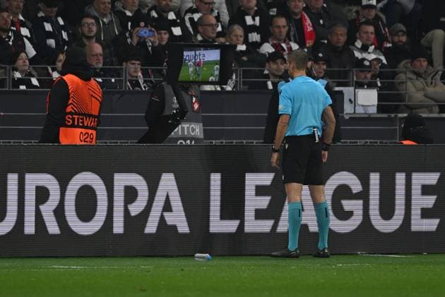 17.04.2025, xpsx, Fussball UEFA Europa League, Eintracht Frankfurt - Tottenham Hotspur v.l. Schiedsrichter Referee Davide Massa (Italien) VAR Video Assistent Referee Schiedsrichter Aleandro di Paolo (Italien) (DFL DFB REGULATIONS PROHIBIT ANY USE OF PHOTOGRAPHS as IMAGE SEQUENCES and or QUASI-VIDEO) Frankfurt am Main