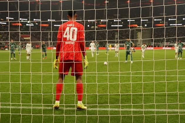 Elfmeter zum 0:1 Dominic Solanke (Tottenham Hotspur, 19) gegen Torwart Kaua Santos (Eintracht Frankfurt, 40) - Frankfurt 17.04.2025: Eintracht Frankfurt vs. Tottenham Hotspur, Deutsche Bank Park, UEFA Europa League Viertelfinale Rückspiel