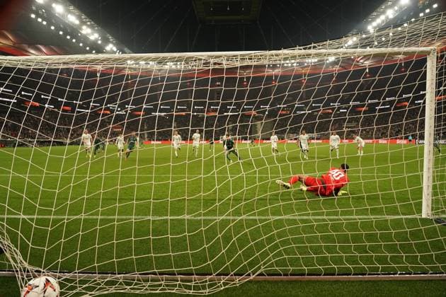Elfmeter zum 0:1 Dominic Solanke (Tottenham Hotspur, 19) gegen Torwart Kaua Santos (Eintracht Frankfurt, 40) - Frankfurt 17.04.2025: Eintracht Frankfurt vs. Tottenham Hotspur, Deutsche Bank Park, UEFA Europa League Viertelfinale Rückspiel