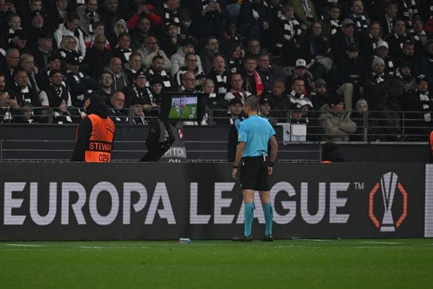 17.04.2025, xpsx, Fussball UEFA Europa League, Eintracht Frankfurt - Tottenham Hotspur v.l. Schiedsrichter Referee Davide Massa (Italien) VAR Video Assistent Referee Schiedsrichter Aleandro di Paolo (Italien) (DFL DFB REGULATIONS PROHIBIT ANY USE OF PHOTOGRAPHS as IMAGE SEQUENCES and or QUASI-VIDEO) Frankfurt am Main
