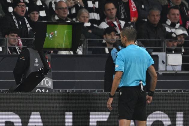 17.04.2025, xpsx, Fussball UEFA Europa League, Eintracht Frankfurt - Tottenham Hotspur v.l. Schiedsrichter Referee Davide Massa (Italien) VAR Video Assistent Referee Schiedsrichter Aleandro di Paolo (Italien) (DFL DFB REGULATIONS PROHIBIT ANY USE OF PHOTOGRAPHS as IMAGE SEQUENCES and or QUASI-VIDEO) Frankfurt am Main