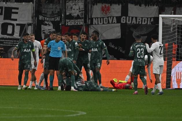 17.04.2025, xpsx, Fussball UEFA Europa League, Eintracht Frankfurt - Tottenham Hotspur v.l. Schiedsrichter Referee Davide Massa (Italien) Kaua Santos (Eintracht Frankfurt) und James Maddison of Tottenham Hotspur verletzt, Verletzung, Schmerz, Schmerzen (DFL DFB REGULATIONS PROHIBIT ANY USE OF PHOTOGRAPHS as IMAGE SEQUENCES and or QUASI-VIDEO) Frankfurt am Main
