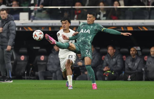 17.04.2025, Fussball UEFA Europa League, Viertelfinale Rückspiel, Eintracht Frankfurt - Tottenham Hotspur, emonline, emspor, v.l., Nathaniel Brown (Eintracht Frankfurt), Pedro Porro (Tottenham Hotspur) DFL DFB REGULATIONS PROHIBIT ANY USE OF PHOTOGRAPHS AS IMAGE SEQUENCES AND OR QUASI-VIDEO. xdcx Copyright: HMBxMedia Claus