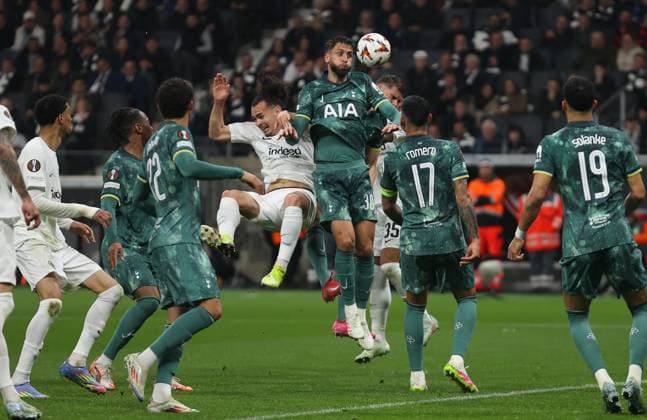 17.04.2025, Fussball UEFA Europa League, Viertelfinale Rückspiel, Eintracht Frankfurt - Tottenham Hotspur, emonline, emspor, v.l., Arthur Theate (Eintracht Frankfurt), Rodrigo Bentancur (Tottenham Hotspur) DFL DFB REGULATIONS PROHIBIT ANY USE OF PHOTOGRAPHS AS IMAGE SEQUENCES AND OR QUASI-VIDEO. xdcx Copyright: HMBxMedia Claus