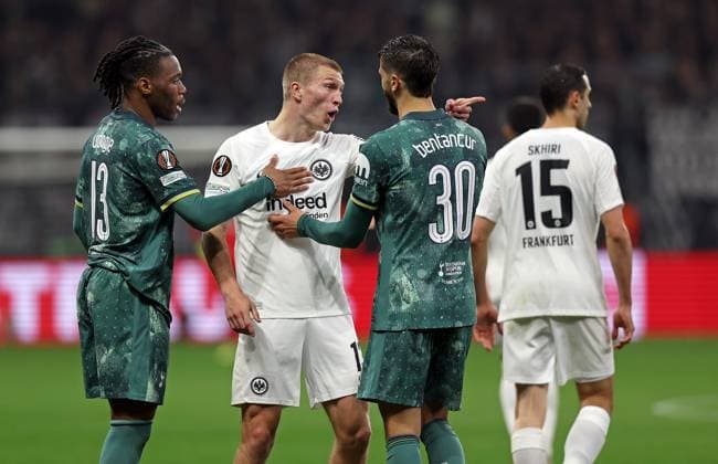 17.04.2025, xovx, Fussball UEFA Europa League, Eintracht Frankfurt - Tottenham Hotspur v.l. Destiny Udogie (Tottenham Hotspur), Rasmus Kristensen (Eintracht Frankfurt) wütend, Rodrigo Bentancur (Tottenham Hotspur), Ellyes Skhiri (Eintracht Frankfurt) (DFL DFB REGULATIONS PROHIBIT ANY USE OF PHOTOGRAPHS as IMAGE SEQUENCES and or QUASI-VIDEO) emspor Frankfurt am Main