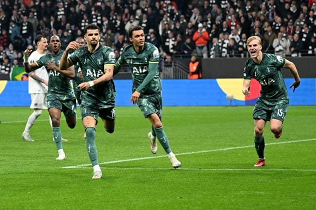 17.04.2025, xjhx, Fussball UEFA Europa League, Eintracht Frankfurt - Tottenham Hotspur v.l. Torjubel nach dem Tor zum celebrating the goal celebrate 0:1 durch Dominic Solanke of Tottenham Hotspur (DFL DFB REGULATIONS PROHIBIT ANY USE OF PHOTOGRAPHS as IMAGE SEQUENCES and or QUASI-VIDEO) Frankfurt am Main