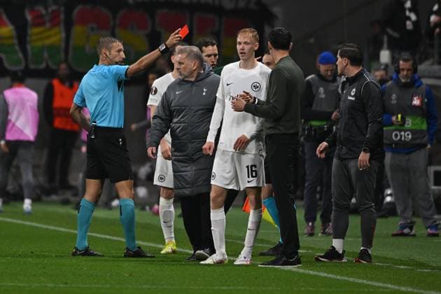 17.04.2025, xpsx, Fussball UEFA Europa League, Eintracht Frankfurt - Tottenham Hotspur v.l. Schiedsrichter Referee Davide Massa (Italien) zeigt Co Trainer Jan Fießer Fiesser (Eintracht Frankfurt) die rote Karte Hugo Larsson (Eintracht Frankfurt) Head coach Ange Postecoglou of Tottenham Hotspur Trainer Dino Toppmöller Toppmoeller (Eintracht Frankfurt) (DFL DFB REGULATIONS PROHIBIT ANY USE OF PHOTOGRAPHS as IMAGE SEQUENCES and or QUASI-VIDEO) Frankfurt am Main