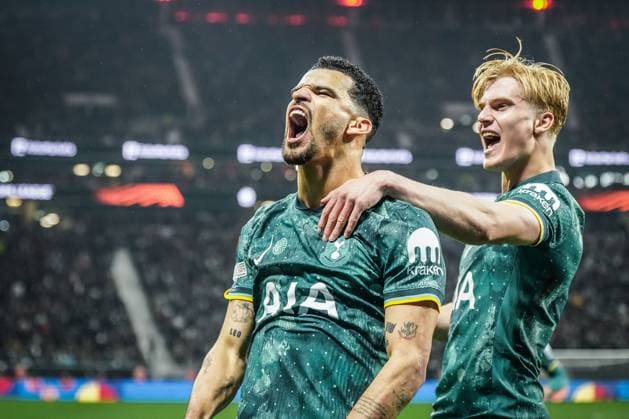 Fussball UEFA Europa League 2024 2025, Viertelfinale (Rückspiel) - Eintracht Frankfurt vs. Tottenham Hotspur - Deutsche-Bank-Park (Frankfurt): Tor und Torjubel zum 0:1 durch den verwandelten Foulelfmeter von Dominic Solanke (Tottenham Hotspur, 19) Freude, Emotionen, Jubel mit Lucas Bergvall (Tottenham Hotspur, 15) Copyright: xJOERANxSTEINSIEKx