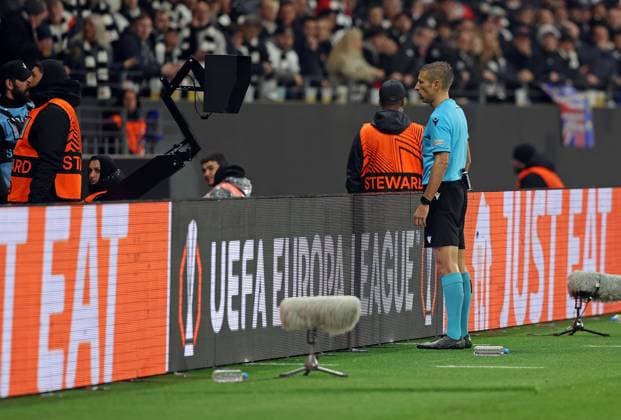 17.04.2025, xovx, Fussball UEFA Europa League, Eintracht Frankfurt - Tottenham Hotspur Schiedsrichter Davide Massa (Italien) beim Videobeweis (DFL DFB REGULATIONS PROHIBIT ANY USE OF PHOTOGRAPHS as IMAGE SEQUENCES and or QUASI-VIDEO) emspor Frankfurt am Main
