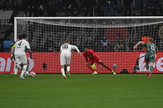 17.04.2025, xpsx, Fussball UEFA Europa League, Eintracht Frankfurt - Tottenham Hotspur v.l. Dominic Solanke of Tottenham Hotspur Torschuetze, erzielt das Tor, Treffer, scores the goal 0:1 Kaua Santos (Eintracht Frankfurt) (DFL DFB REGULATIONS PROHIBIT ANY USE OF PHOTOGRAPHS as IMAGE SEQUENCES and or QUASI-VIDEO) Frankfurt am Main
