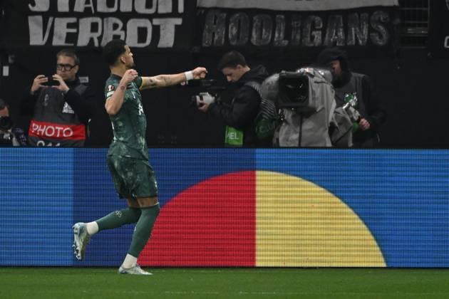 17.04.2025, xpsx, Fussball UEFA Europa League, Eintracht Frankfurt - Tottenham Hotspur v.l. Torjubel nach dem Tor zum celebrating the goal celebrate 0:1 durch Dominic Solanke of Tottenham Hotspur (DFL DFB REGULATIONS PROHIBIT ANY USE OF PHOTOGRAPHS as IMAGE SEQUENCES and or QUASI-VIDEO) Frankfurt am Main