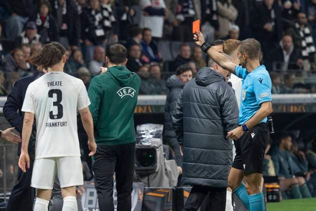 UEFA Europa League: Eintracht Frankfurt - Tottenham Hotspur, 17.04.2025 Davide Massa zeigt einem Frankfurter Trainer die rote Karte, Eintracht Frankfurt - Tottenham Hotspur, Frankfurt, Deutsche Bank Park, 17.4.2025 Copyright: xBEAUTIFULxSPORTS Gawlikx