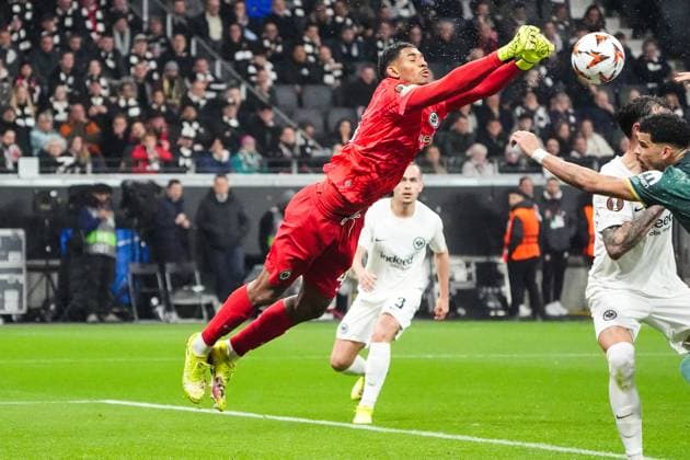 Torwart Kaua Santos (Eintracht Frankfurt, 40) faustet den Ball weg - Frankfurt 17.04.2025: Eintracht Frankfurt vs. Tottenham Hotspur, Deutsche Bank Park, UEFA Europa League Viertelfinale Rückspiel