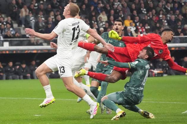 Torwart Kaua Santos (Eintracht Frankfurt, 40) und James Maddison (Tottenham Hotspur, 10) stoßen zusammen und verletzen sich beiden. Es gibt Elfmeter für Tottenham - Frankfurt 17.04.2025: Eintracht Frankfurt vs. Tottenham Hotspur, Deutsche Bank Park, UEFA Europa League Viertelfinale Rückspiel
