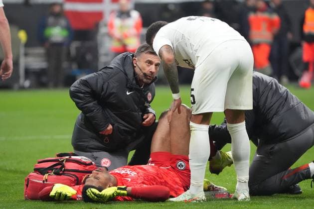 Torwart Kaua Santos (Eintracht Frankfurt, 40) verletzt - Frankfurt 17.04.2025: Eintracht Frankfurt vs. Tottenham Hotspur, Deutsche Bank Park, UEFA Europa League Viertelfinale Rückspiel