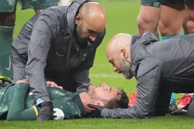 James Maddison (Tottenham Hotspur, 10) muss verletzt vom Platz nach dem Zusammenstoß mit Torwart Kaua Santos (Eintracht Frankfurt, 40) - Frankfurt 17.04.2025: Eintracht Frankfurt vs. Tottenham Hotspur, Deutsche Bank Park, UEFA Europa League Viertelfinale Rückspiel