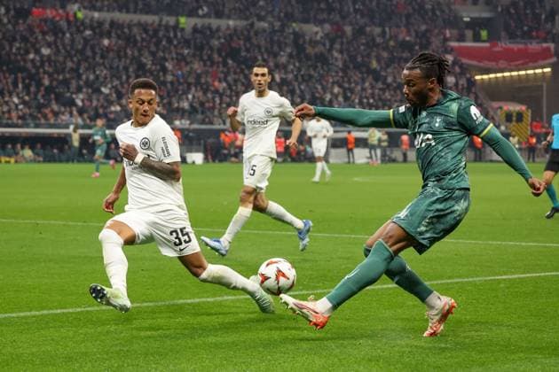 im Zweikampf, Aktion, mit Tuta 35 (Eintracht Frankfurt), Destiny Udogie 13 (Tottenham Hotspur), Eintracht Frankfurt vs Tottenham Hotspur, Fussball, Europa League, UEFA, Saison 2024 2025, Viertelfinale, Rueckspiel, 17.04.2025 DFB regulations prohibit any use of photographs as image sequences and or quasi-video Frankfurt Hessen Deutschland