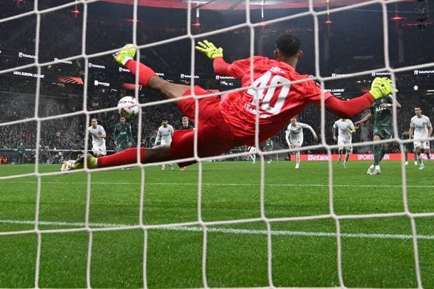 17.04.2025, xjhx, Fussball UEFA Europa League, Eintracht Frankfurt - Tottenham Hotspur v.l. Dominic Solanke of Tottenham Hotspur Torschuetze, erzielt das Tor, Treffer, scores the goal Elfmeter zum 0:1 Kaua Santos (Eintracht Frankfurt) (DFL DFB REGULATIONS PROHIBIT ANY USE OF PHOTOGRAPHS as IMAGE SEQUENCES and or QUASI-VIDEO) Frankfurt am Main