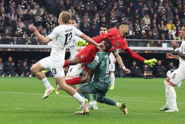 Foul von Kaua Santos 40 (Eintracht Frankfurt) an James Maddison 10 (Tottenham Hotspur), Eintracht Frankfurt vs Tottenham Hotspur, Fussball, Europa League, UEFA, Saison 2024 2025, Viertelfinale, Rueckspiel, 17.04.2025 DFB regulations prohibit any use of photographs as image sequences and or quasi-video Frankfurt Hessen Deutschland