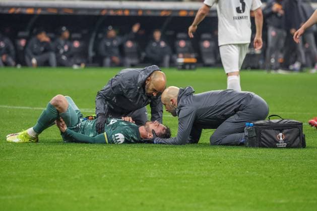 James Maddison 10 (Tottenham Hotspur) wird behandelt, Eintracht Frankfurt vs Tottenham Hotspur, Fussball, Europa League, UEFA, Saison 2024 2025, Viertelfinale, Rueckspiel, 17.04.2025 DFB regulations prohibit any use of photographs as image sequences and or quasi-video Frankfurt Hessen Deutschland