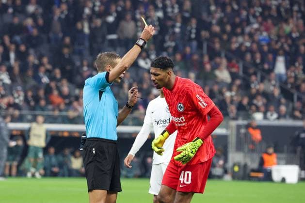 Kaua Santos 40 (Eintracht Frankfurt) bekommt Gelg nach dem Foul, Eintracht Frankfurt vs Tottenham Hotspur, Fussball, Europa League, UEFA, Saison 2024 2025, Viertelfinale, Rueckspiel, 17.04.2025 DFB regulations prohibit any use of photographs as image sequences and or quasi-video Frankfurt Hessen Deutschland