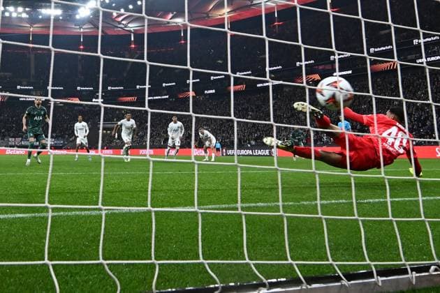 Sport Bilder des Tages 17.04.2025, xjhx, Fussball UEFA Europa League, Eintracht Frankfurt - Tottenham Hotspur v.l. Dominic Solanke of Tottenham Hotspur Torschuetze, erzielt das Tor, Treffer, scores the goal 0:1 Kaua Santos (Eintracht Frankfurt) (DFL DFB REGULATIONS PROHIBIT ANY USE OF PHOTOGRAPHS as IMAGE SEQUENCES and or QUASI-VIDEO) Frankfurt am Main