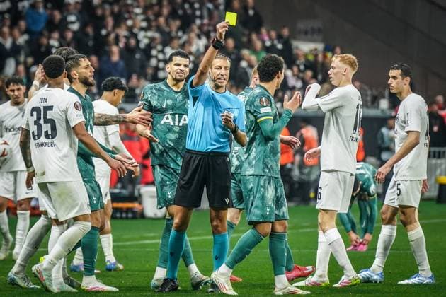 Fussball UEFA Europa League 2024 2025, Viertelfinale (Rückspiel) - Eintracht Frankfurt vs. Tottenham Hotspur - Deutsche-Bank-Park (Frankfurt): Schiedsrichter Davide Massa (Italien) zeigt die Gelbe Karte Copyright: xJOERANxSTEINSIEKx