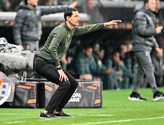 17.04.2025, xfux, Fussball UEFA Europa League, Eintracht Frankfurt - Tottenham Hotspur v.l. Trainer Dino Toppmöller Toppmoeller (Eintracht Frankfurt) gibt Anweisungen, gestikuliert, mit den Armen gestikulieren gives instructions, gesticulate, gesticolando. (DFL DFB REGULATIONS PROHIBIT ANY USE OF PHOTOGRAPHS as IMAGE SEQUENCES and or QUASI-VIDEO) Frankfurt am Main