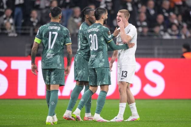 Fußball, UEFA Europa League, 20250417, SG Eintracht Frankfurt - Tottenham Hotspur. Im Bild v.l. Cristian ROMERO (Tottenham, 17), Mathys TEL (Tottenham, 11), Rodrigo BENTANCUR (Tottenham, 30), Rasmus KRISTENSEN (Frankfurt, 13) Meinungsverschiedenheit unterschiedlicher Meinung. Frankfurt Deutsche Bank Park Hessen Deutschland Copyright: Passion2Press MarkusxFischerx